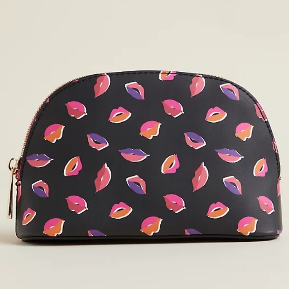 🆕️💋MUAH KISSES MAKEUP BAG💋